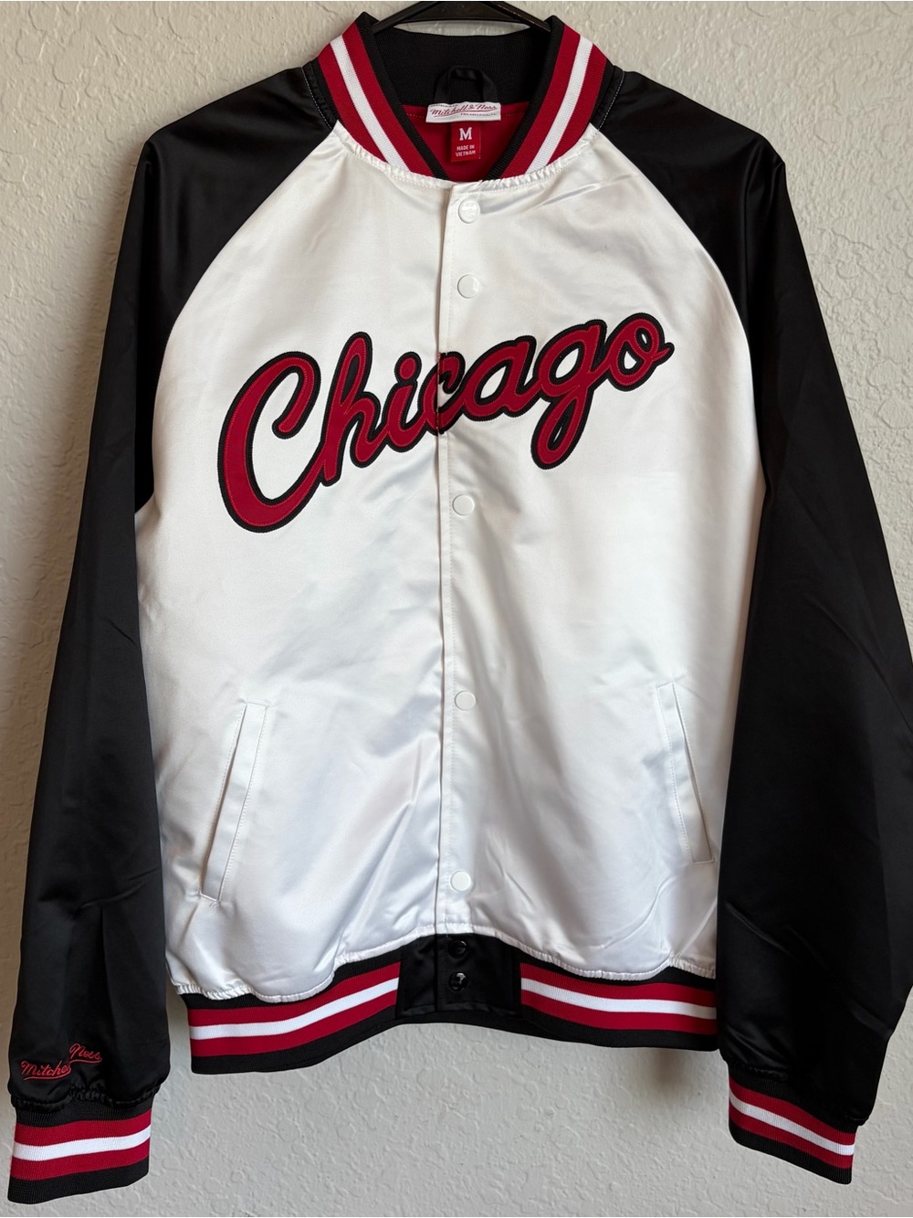Chicago Bulls Mitchell & Ness Satin Bomber Jacket - Men’s Medium NBA NWOT